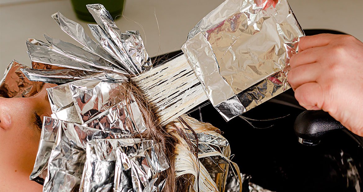 Saiba como o pó descolorante age no fio de cabelo?